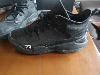 Zapatillas Jordan Negras talla 40'5 originales.