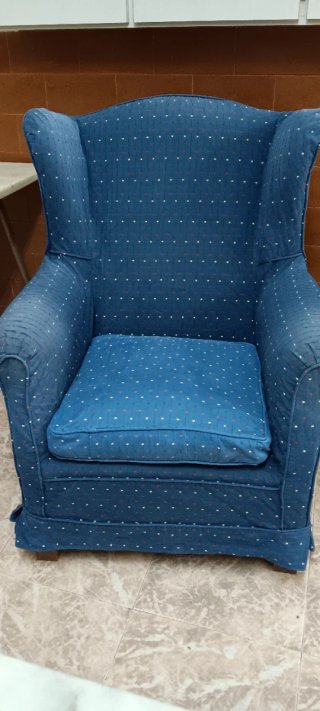 Butaca con orejeras azul Tiene puesta una funda