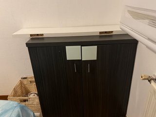 Mueble con puertas y estante superior