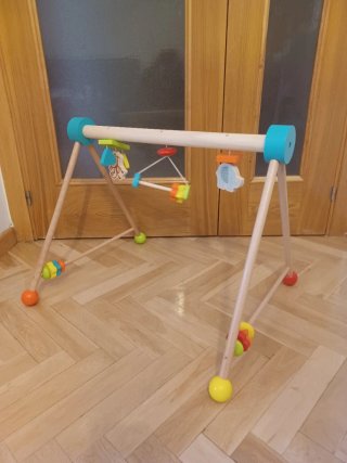 Gimnasio de actividades de madera para bebé