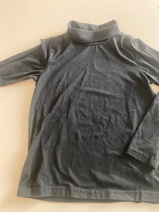 Maglia nera a maniche lunghe con collo alto