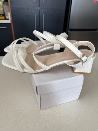 Sandalias blancas de tacón bajo Talla 41 (descripc
