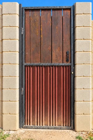 Puerta Exterior de Madera y Hierro