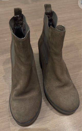 Botines Chelsea de ante marrón con plataforma