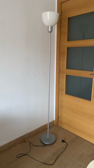 Lámpara de pie metálica