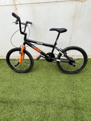 Bicicleta BMX Negra y Naranja