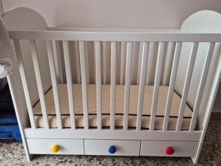Cuna de bebé blanca con cajón inferior