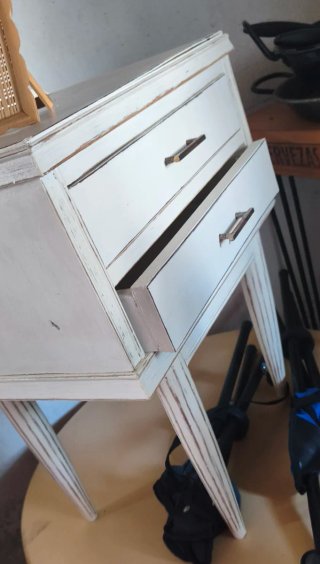 Mesita auxiliar de madera blanca