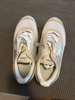 Zapatillas Puma Blancas y Plateadas