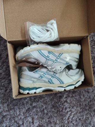 Zapatillas Asics Gel Blancas y Plateadas