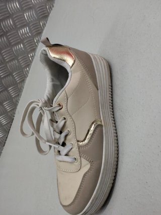 Zapatillas Deportivas Beige y Doradas