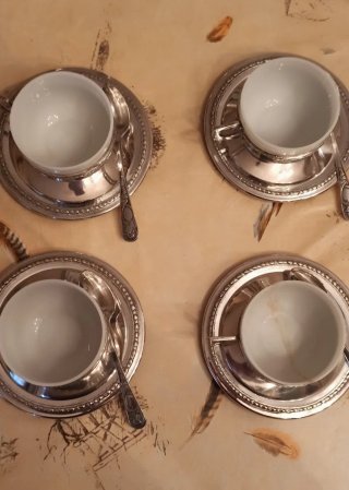 Set di 4 Tazze Antiche con Piatto e Cucchiaio