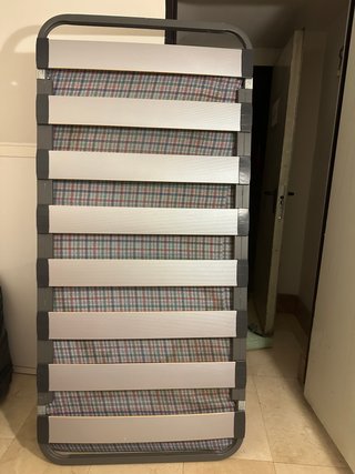 Somier de 90 cm con patas.