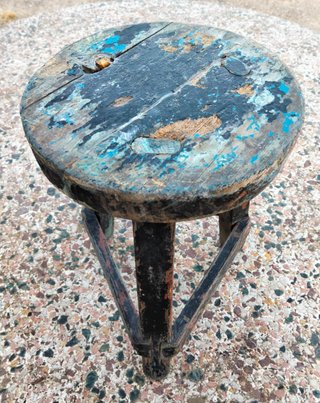 Taburete de madera antiguo de tres patas