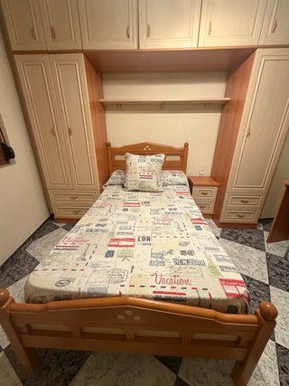 Dormitorio juvenil con puente y cama