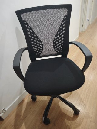 Silla de oficina ergonómica negra nueva