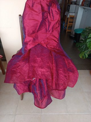 Traje de fiesta largo. Tiene un pequeño agujerito