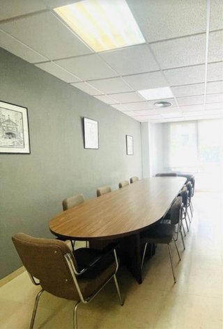 Mesa de reuniones de madera
