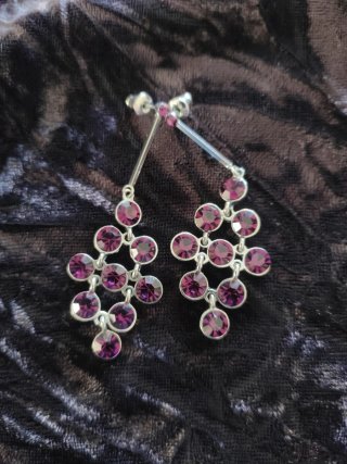 Pendientes Largos Plateados con Piedras Moradas