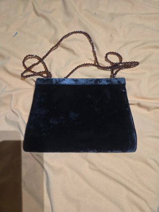 Bolso de mano negro con asa de cuentas