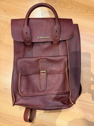 Título: Mochila Dr. Martens de piel – Poco uso