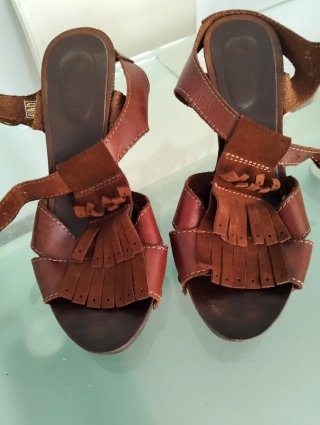 Sandalias de tacón con flecos