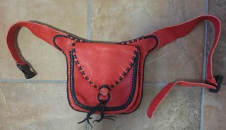 Bolsa de piel artesanal roja y negra