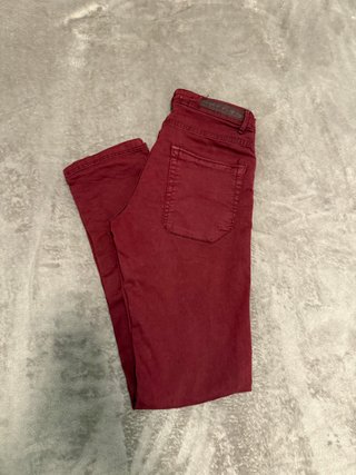 Pantalón vaquero color burdeos/granate