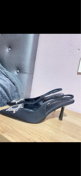 Tacones Negros con Detalle de Joya