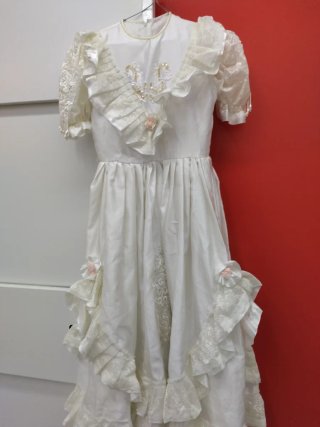Vestido Blanco con Encaje y Volantes