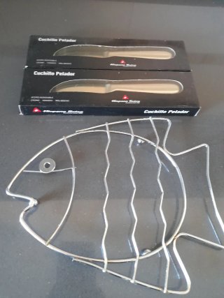 Set de 2 Cuchillos Peladores y Salvamanteles
