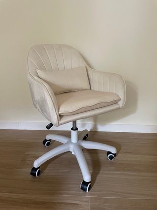 Silla de escritorio beige de terciopelo