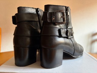 Botines de piel negros