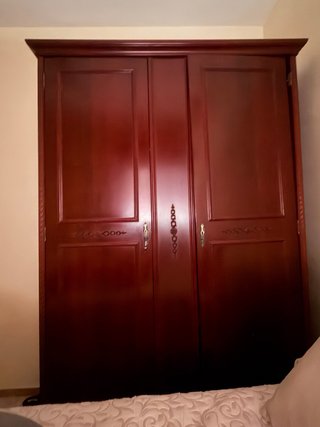 Armario de Madera Rojiza