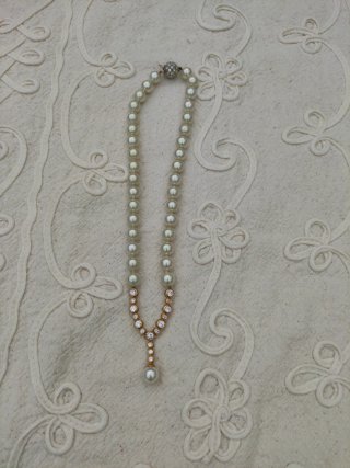 Collar de Perlas con Detalle Dorado