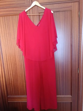 Mono de fiesta rojo.
