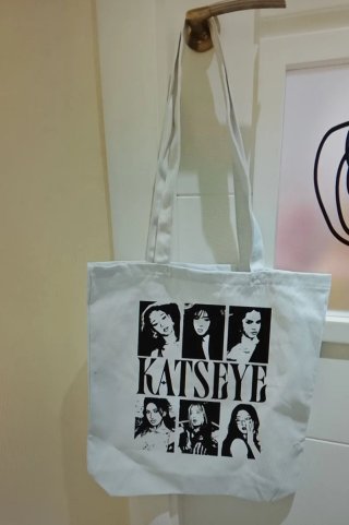 Tote Bag Katseye Blanca a estrenar con etiqueta