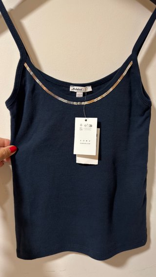 Camiseta Subdued Azul con Detalles Plateados