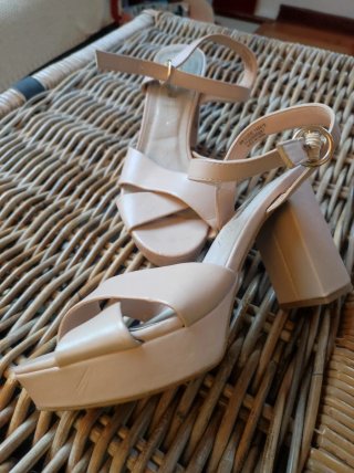 Sandalias de tacón y plataforma beige
