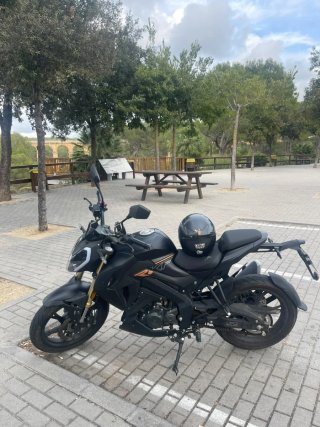 Moto Naked Negra