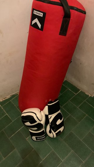 Saco de Boxeo Outshock y Guantes