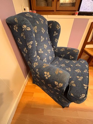 Sillón orejero estampado azul