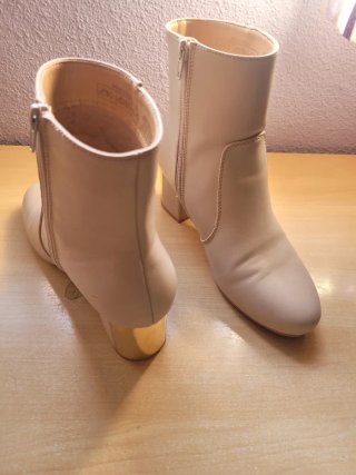 Botines de cuero sintético. Beige