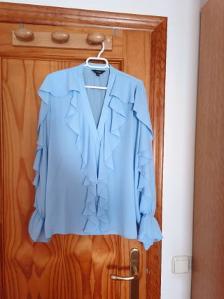 Blusa azul con volantes