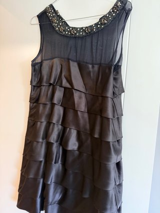Vestido negro con volantes y pedrería estalla p