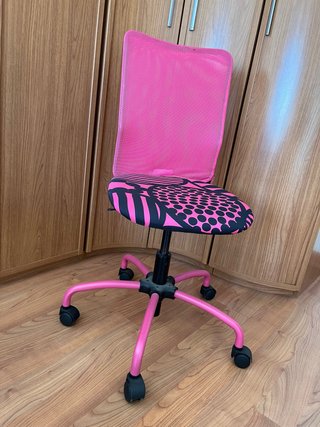 Silla de escritorio rosa y negra