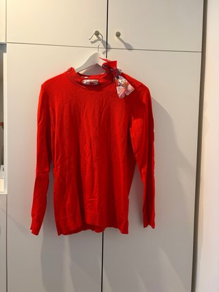 Jersey Rojo con Cuello de Pañuelo