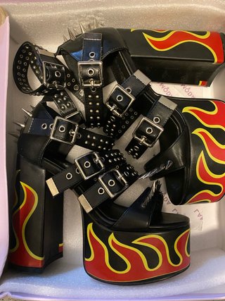 Sandalias Plataforma con Estampado de Fuego