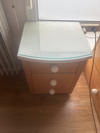 Mesita de noche de madera con tapa de cristal