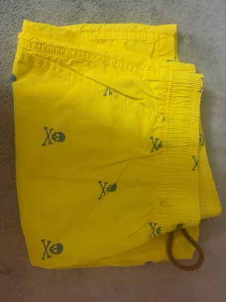 Bañador de chico amarillo con calaveras